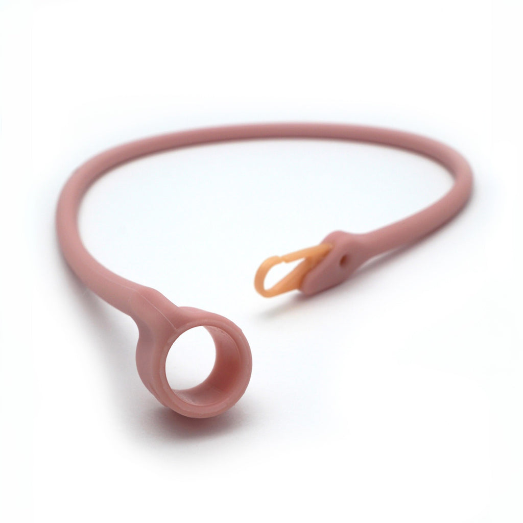 Dropless plate utensil attachment in pale mauve pink